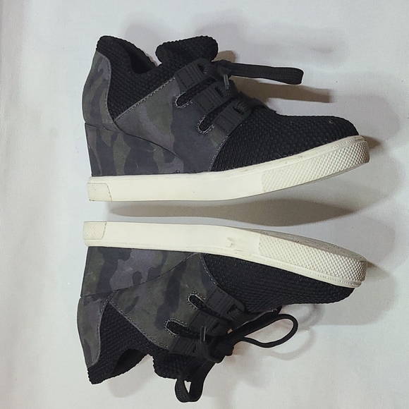 Mia Kids wedge sneaker size 13.5 - Picture 3 of 8
